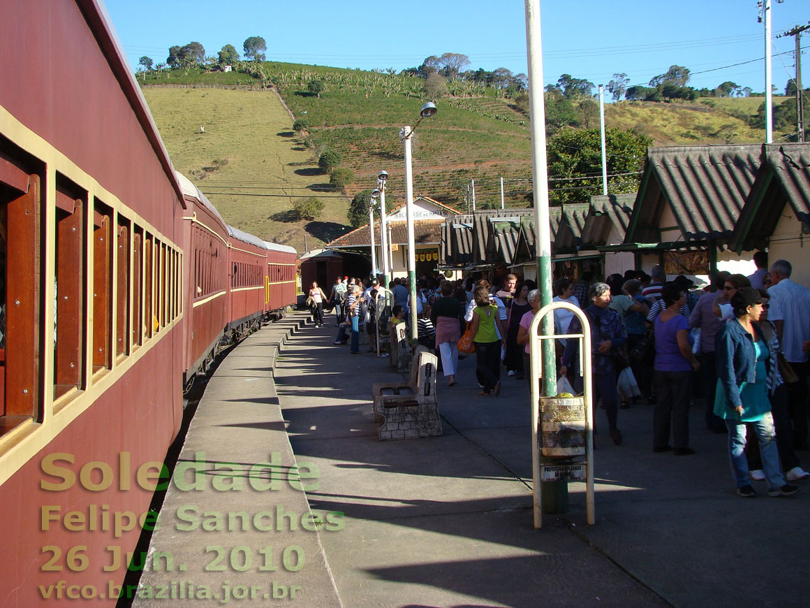 O trem turístico na Feirinha de artesanato e produtos típicos da estação ferroviária de Soledade de Minas