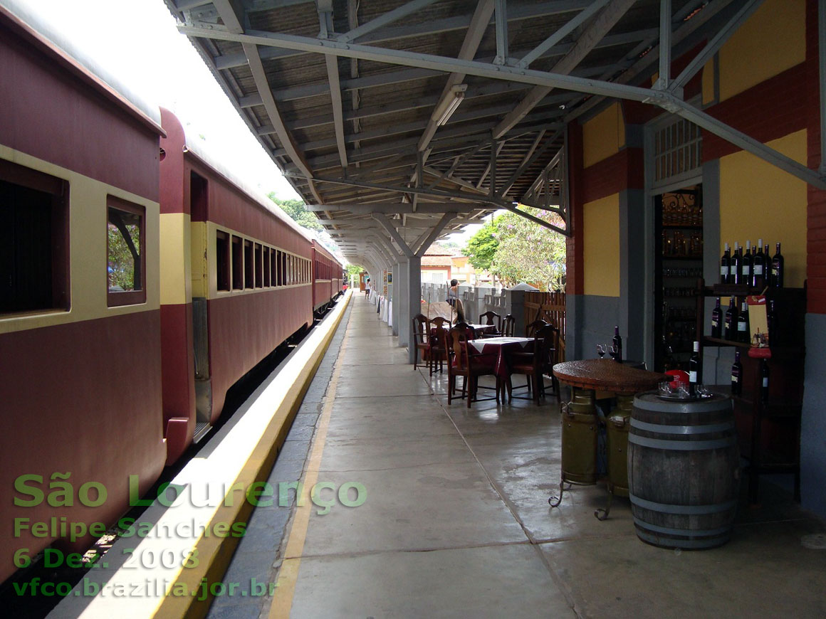 Mesas preparadas, na plataforma da estação ferroviária de São Lourenço, para receber os turistas para a degustação de produtos típicos regionais