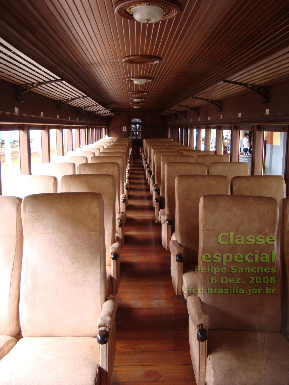 Interior do vagão classe Especial, onde são servidos queijos, doces, vinhos, cachaça e outros produtos típicos da região para degustação