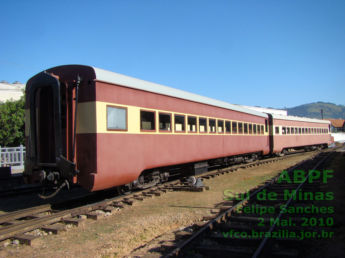 Vista dos dois vagões de aço carbono do trem turístico da ABPF Sul de Minas entre São Lourenço e Soledade de Minas