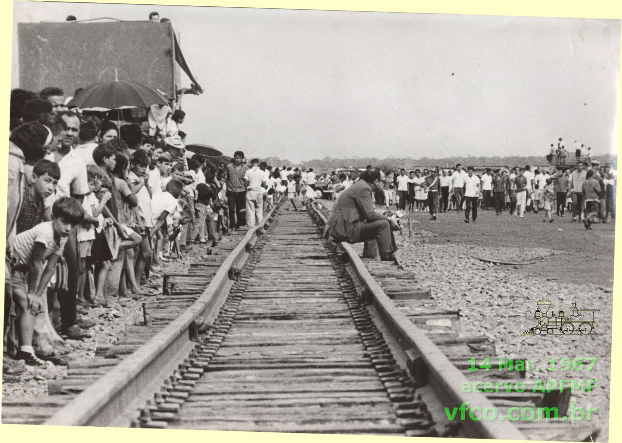 Populares, fotógrafos e agentes públicos no local da estação Bernardo Sayão, ponta dos trilhos em 1967