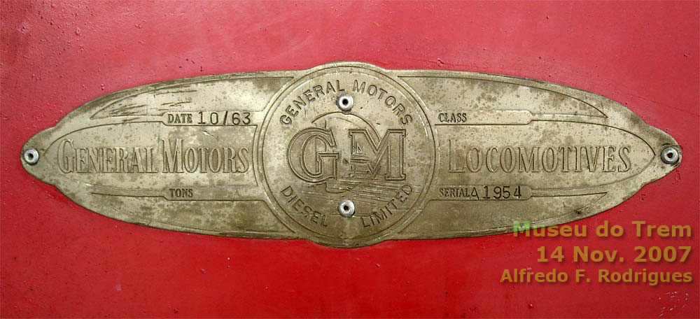 Placa GM na locomotiva B12 nº 6009 em exposição no Museu do Trem, de São Leopoldo (RS)