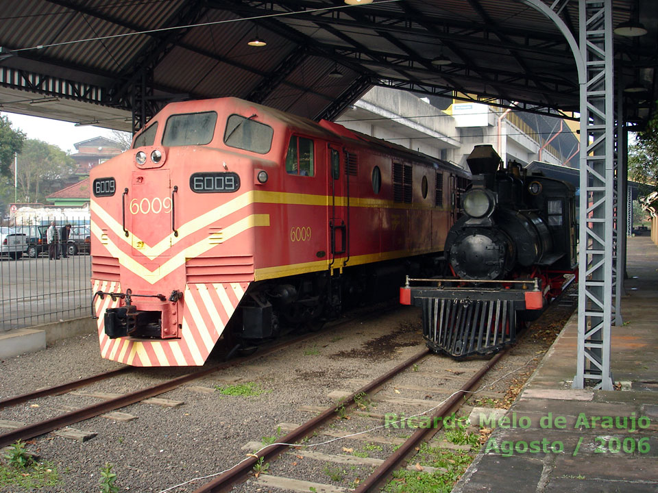 Locomotiva B12 nº 6009 ao lado da pequena locomotiva a vapor no Museu do Trem, de São Leopoldo, em meados de 2006