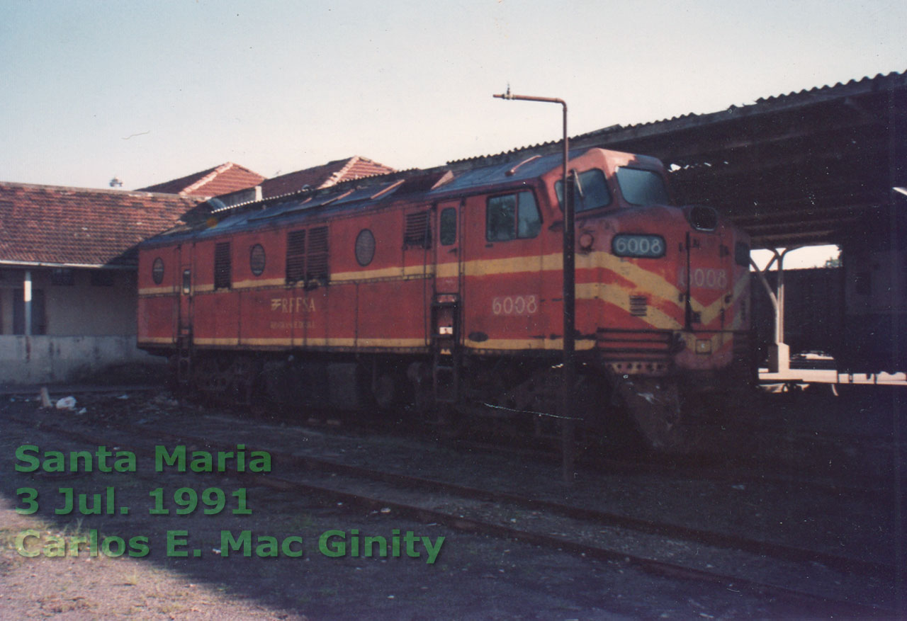 Locomotiva B12 nº 6008 SR6 RFFSA estacionada na estação de Santa Maria, onde servia como “sala de estudos” para os alunos da escola ferroviária local, em 1991