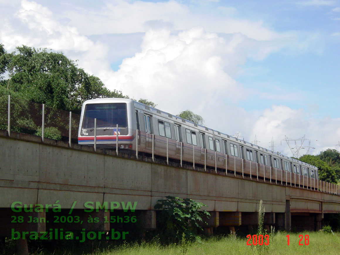 Trem 1111-1114 do Metrô de Brasília no viaduto sobre a várzea do córrego Vicente Pires