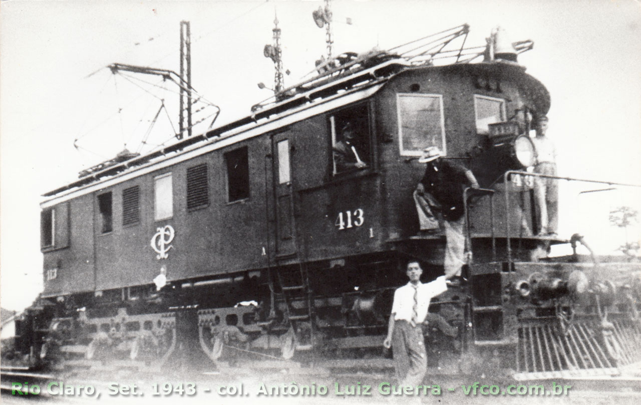 Locomotiva elétrica "box" Baldwin-Westinghouse nº 413 CPEF em manobra no pátio da estação ferroviária de Rio Claro em Set. 1943