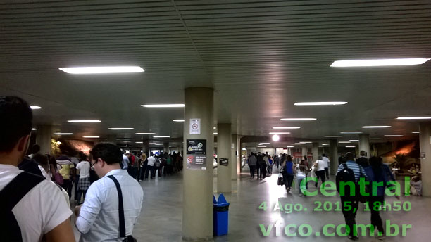 Fila para as bilheterias na estação Central do Metrô de Brasília no início da noite