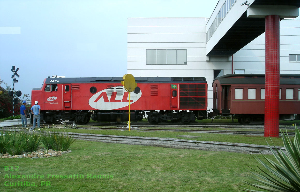 Locomotiva B12 nº 4098 da ferrovia ALL tracionando vagões de madeira em Curitiba (PR)