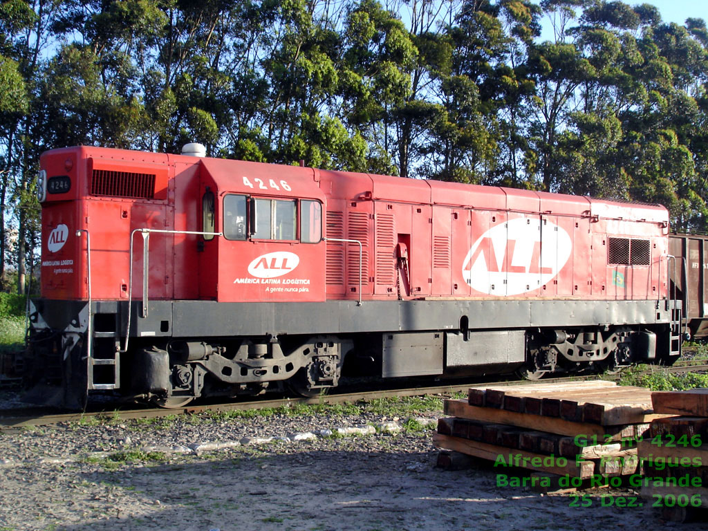 Locomotiva G12 nº 4246 da ferrovia ALL em Barra do Rio Grande (RS), 25 Out. 2006, por Alfredo F. Rodrigues