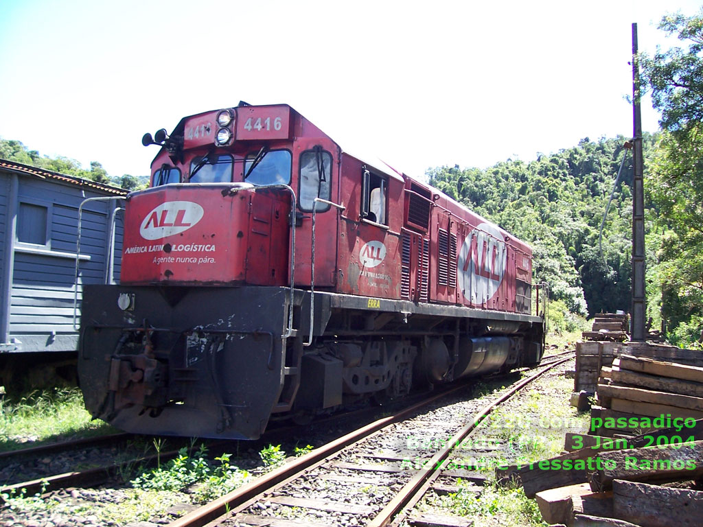 Locomotiva G22U nº 4416 da ferrovia ALL, com passadiço, em Banhado (PR), 2004, por Alexandre Fressatto Ramos