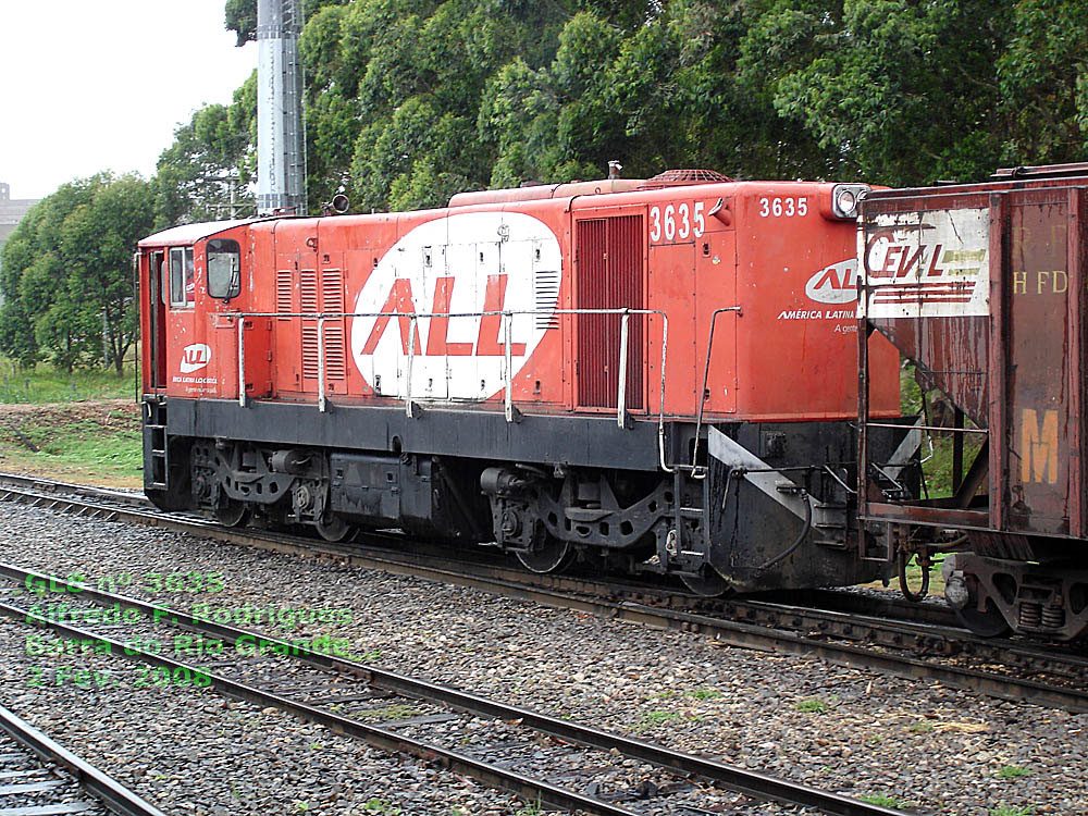 Vista lateral da Locomotiva GL8 nº 3635 da ferrovia ALL em Barra do Rio Grande (RS), 2 Fev. 2008, por Alfredo F. Rodrigues