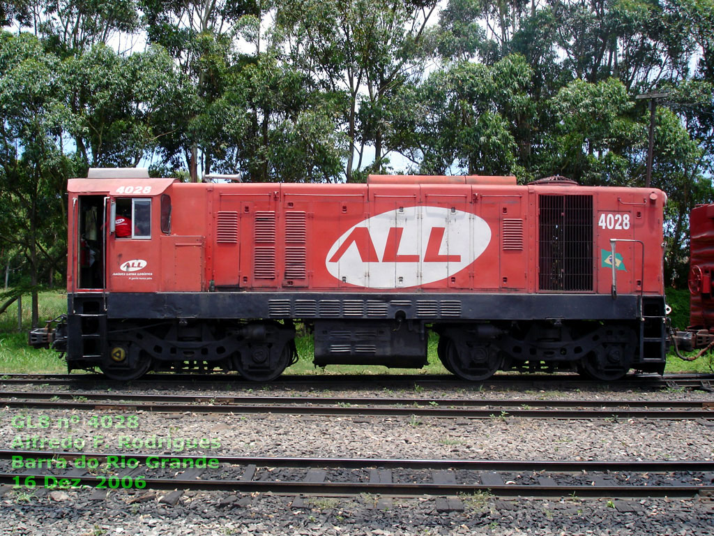 Vista lateral da Locomotiva GL8 nº 4028 da ferrovia ALL fotografada em Barra do Rio Grande (RS), 16 Dez. 2006