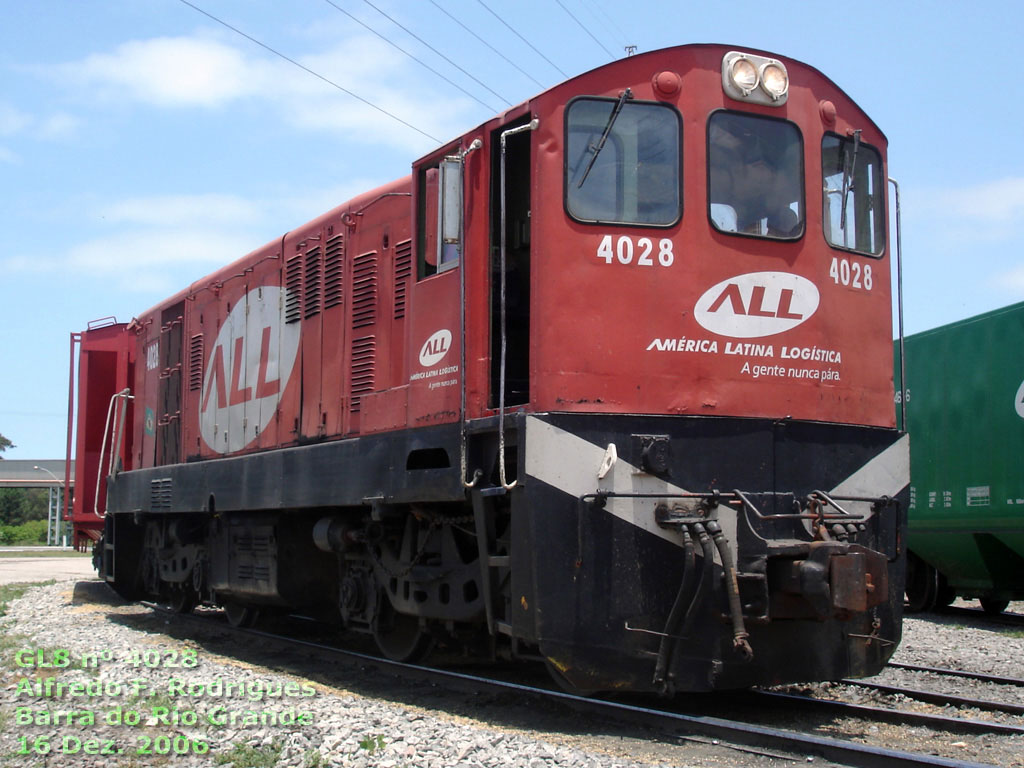 Vista frontal da Locomotiva GL8 nº 4028 da ferrovia ALL em Barra do Rio Grande (RS), 16 Dez. 2006, por Alfredo F. Rodrigues