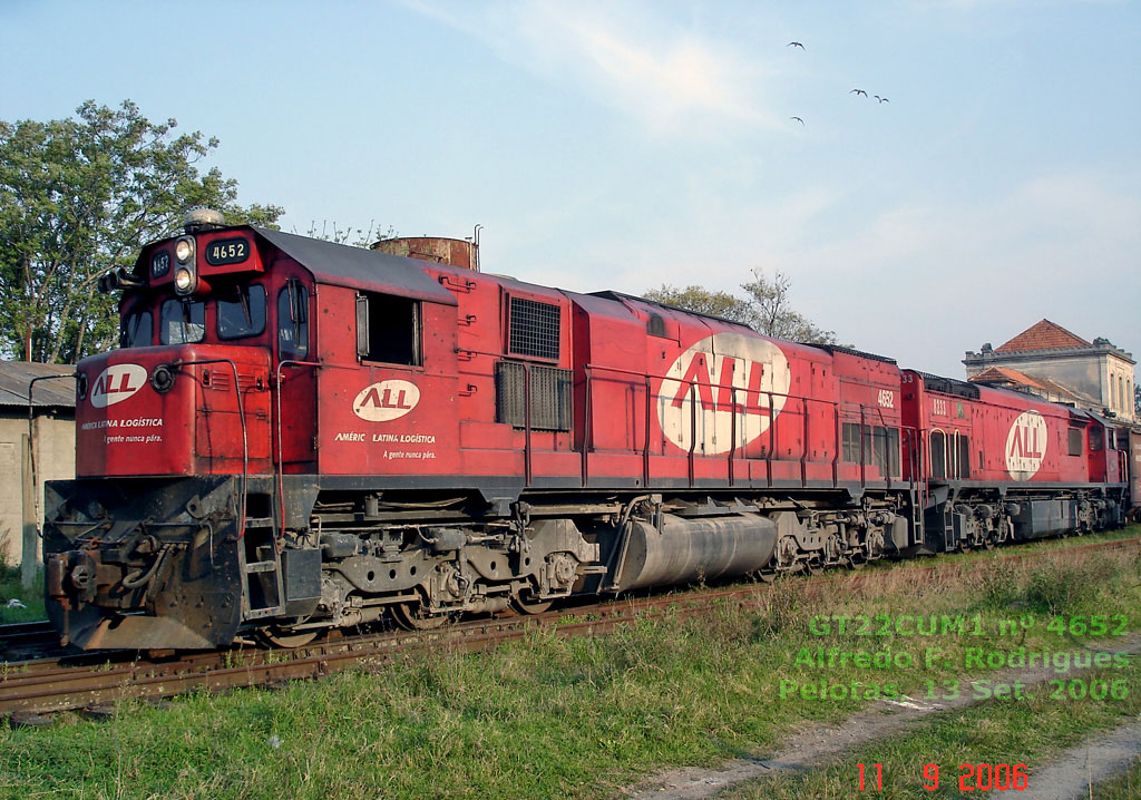 Vista lateral da Locomotiva GT22CUM1 nº 4652 da ferrovia ALL em Pelotas (RS), 11 Set. 2006, por Alfredo F. Rodrigues