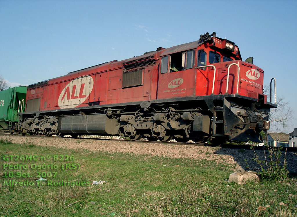 Locomotiva GT26MC nº 8226 em Pedro Osório (2007), por Alfredo F. Rodrigues