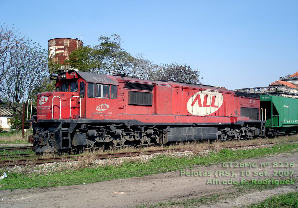 Locomotiva GT26MC nº 8226 em Pelotas (2007), por Alfredo F. Rodrigues