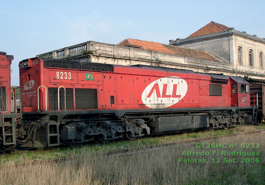 Outra vista da Locomotiva GT26MC nº 8233 da ferrovia ALL em Pelotas (RS), 11 Set. 2006, fotografada por Alfredo F. Rodrigues
