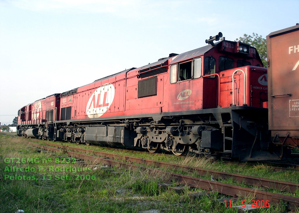 Locomotiva GT26MC nº 8233 da ferrovia ALL em Pelotas (RS), 11 Set. 2006, por Alfredo F. Rodrigues
