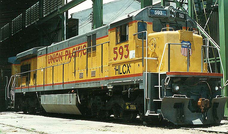 Locomotiva C36ME n° 593 nas oficinas da ferrovia MRS