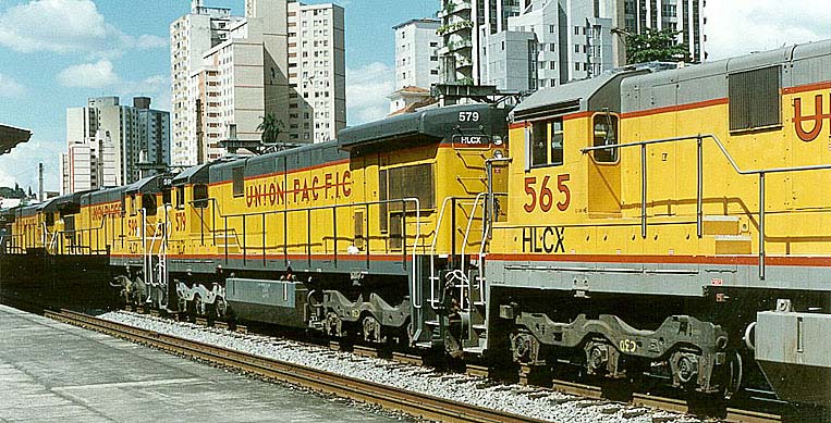 Trem de locomotivas C36ME da ferrovia MRS na estação ferroviária de Belo Horizonte
