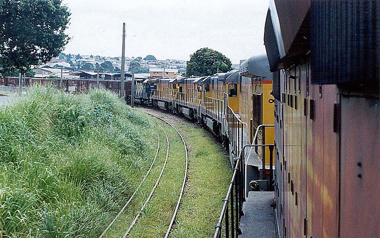 Trem de locomotivas C36ME da ferrovia MRS