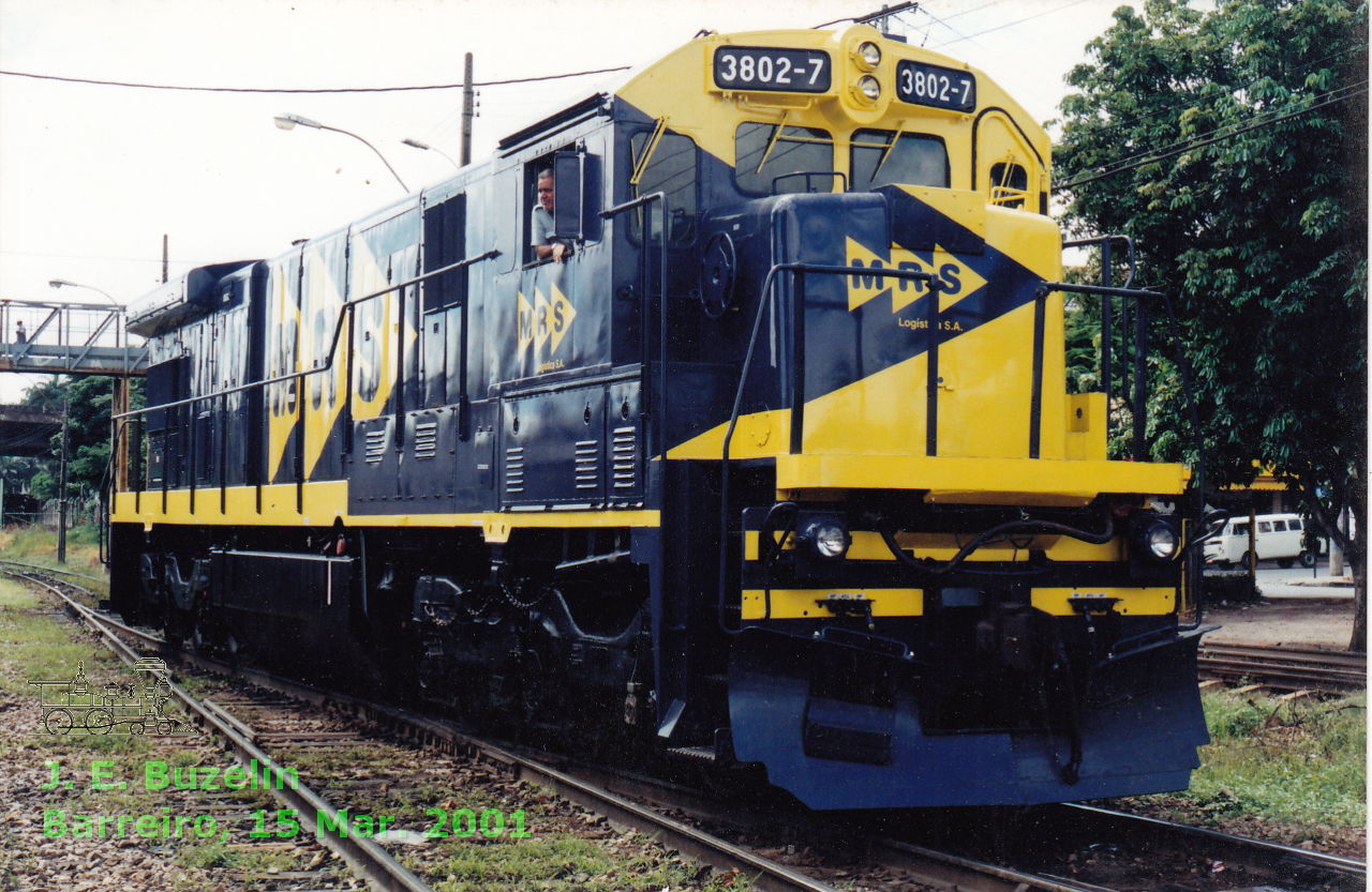 Locomotiva C36ME nº 3802-7 — a terceira entregue à MRS, em 15 Mar. 2001. Ao comando, o maquinista Avelar