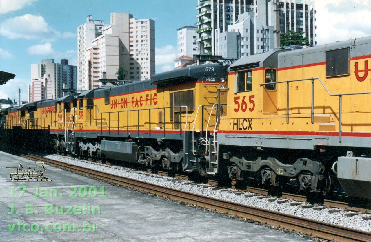 Trem com as primeiras quatro locomotivas HLCX na estação deBelo Horizonte
