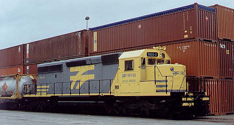 Locomotiva SD40-2 n° 5223-2F no último padrão de pintura da RFFSA - Rede Ferroviária Federal