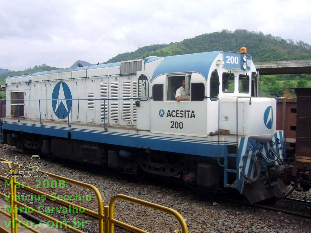 Foto da locomotiva G12 nº 200 da Acesita, lateral e frente, de perto
