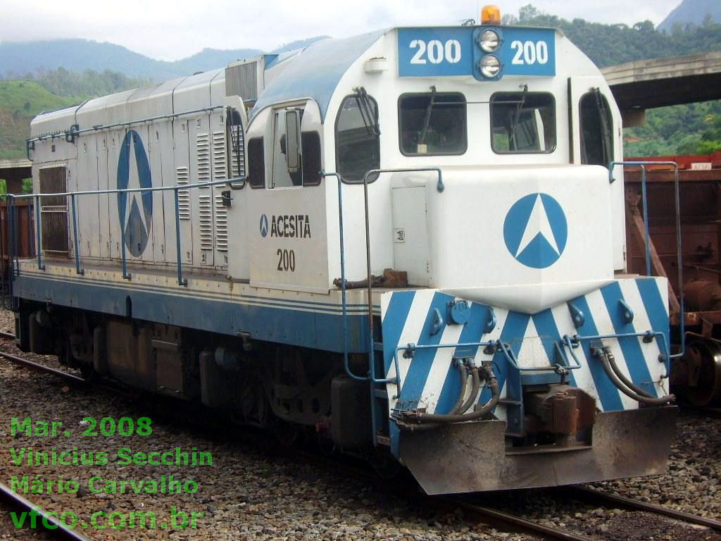 Foto da locomotiva G12 nº 200 da Acesita, lateral e frente, afastado