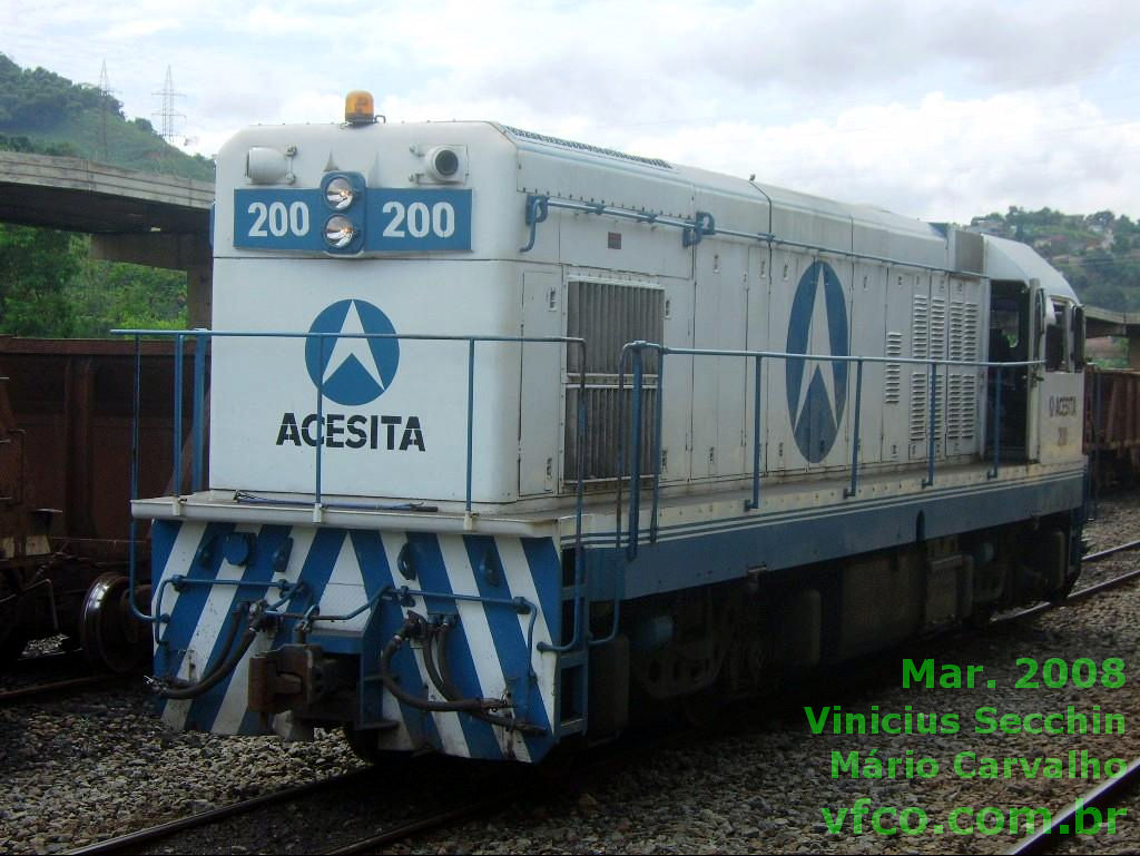 Foto da locomotiva G12 nº 200 da Acesita, lateral e parte de trás, de perto