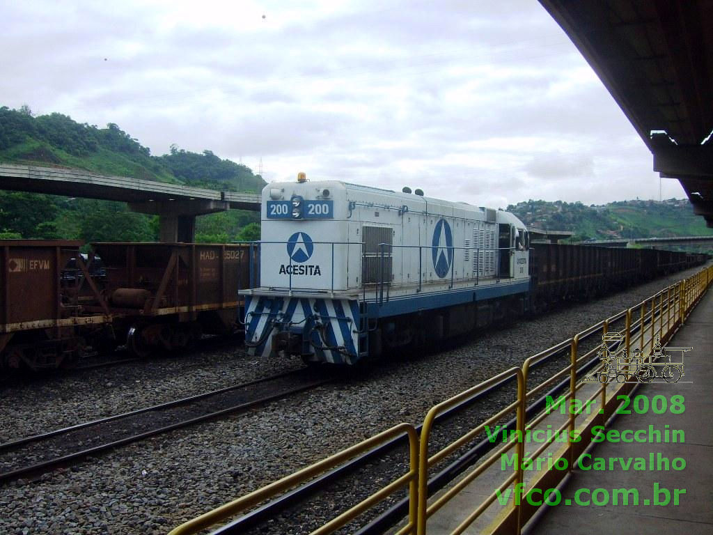 Foto da locomotiva G12 nº 200 da Acesita tracionando vagões gôndola na estação de Mário Carvalho, Timóteo, Minas Gerais