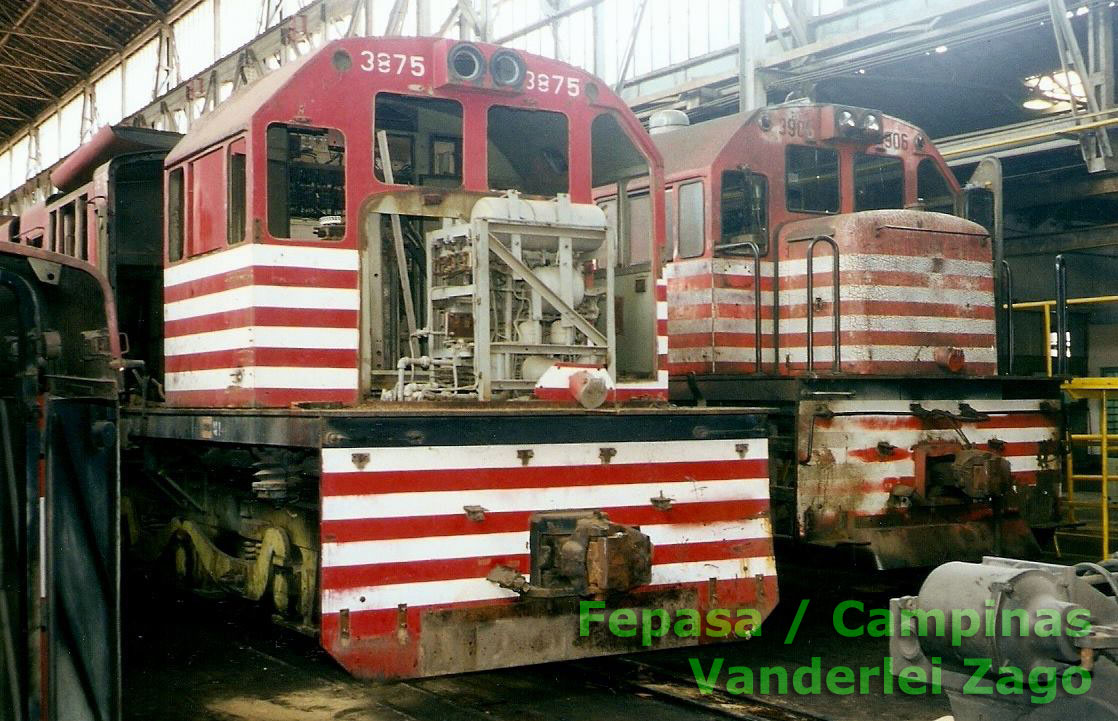 Locomotiva U20C nº 3875 Fepasa (bitola 1,00 m) sendo desmontada nas oficinas de Campinas, antes da privatização