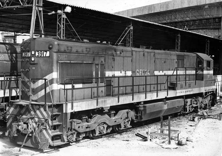 Vista lateral posterior da locomotiva U23C