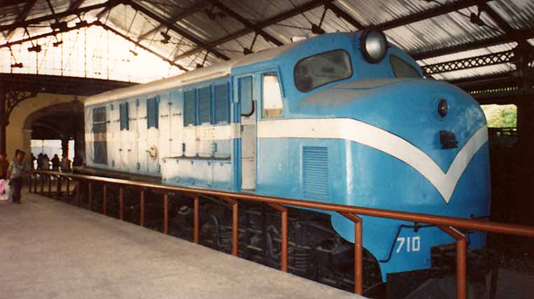 Foto da locomotiva English Electric exposta no Museu do Trem, no Recife