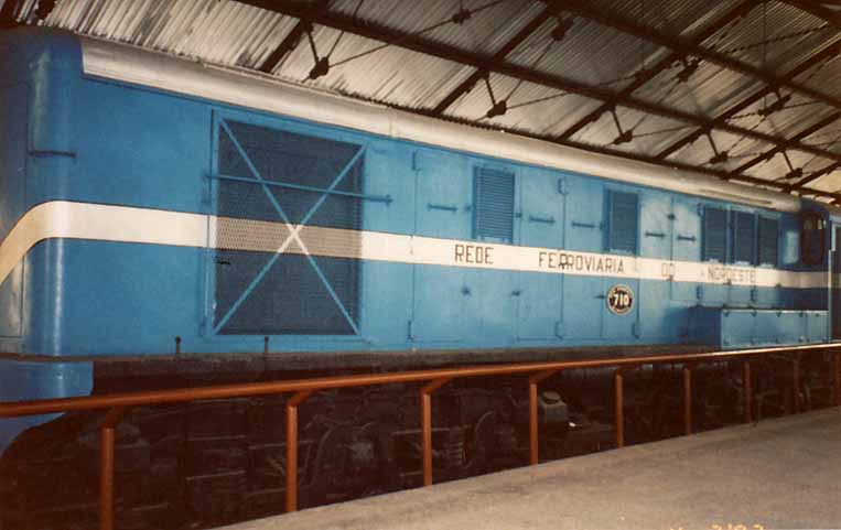 Vista lateral da locomotiva English Electric exposta no Museu do Trem, no Recife