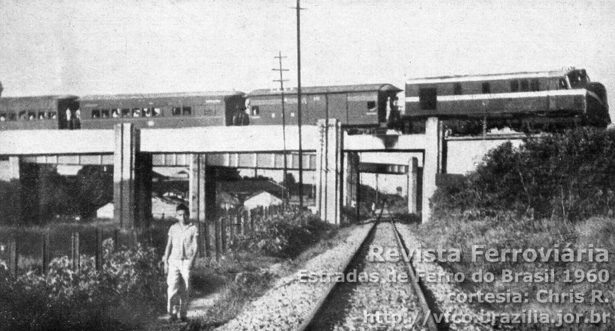 Locomotiva English Electric tracionando trem de passageiros no viaduto da rua Imperial, no km 1 da Rede Ferroviária do Nordeste