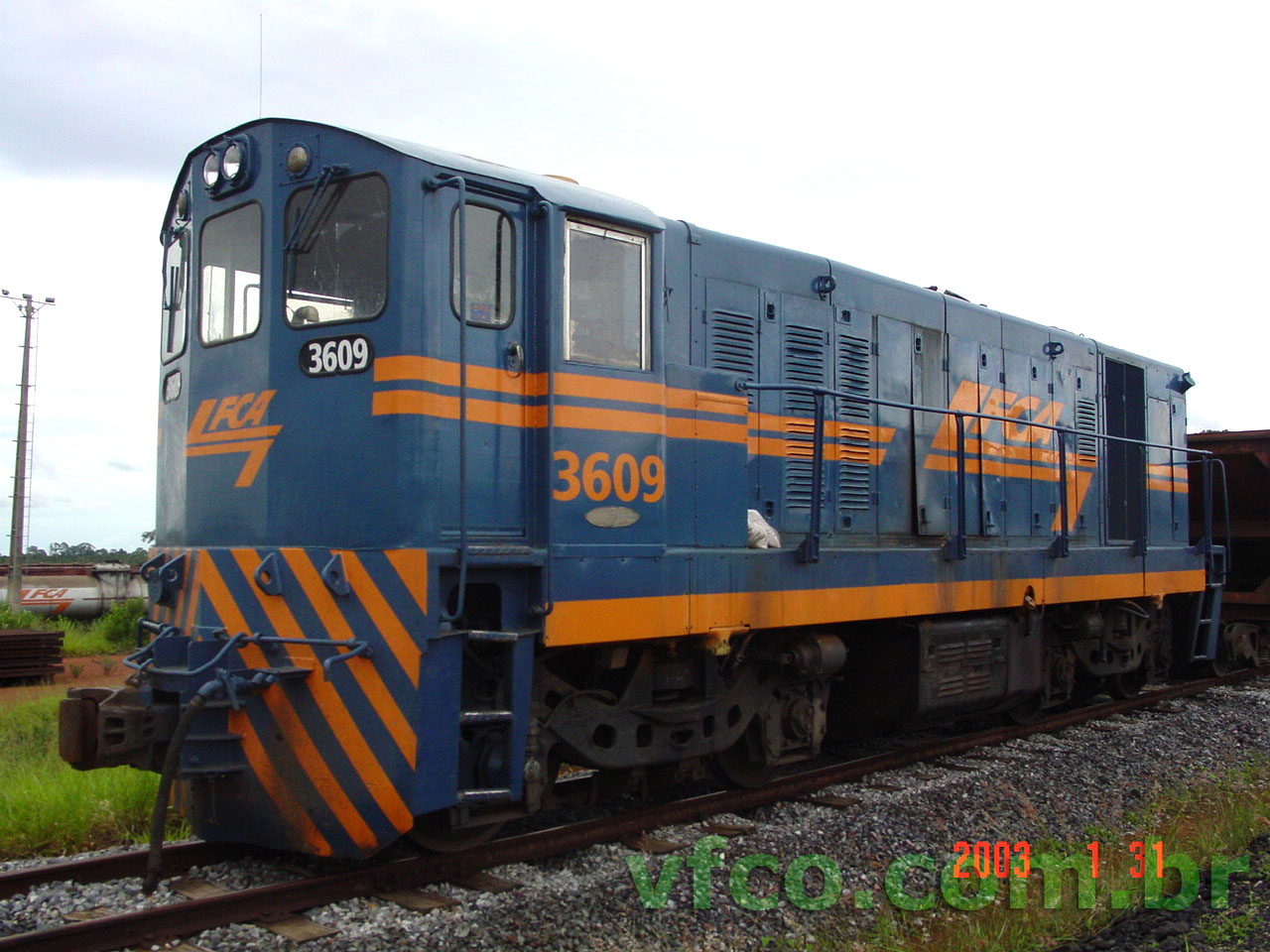 Frente e ateral da locomotiva GL8 nº 3609 da FCA - Ferrovia Centro-Atlântica