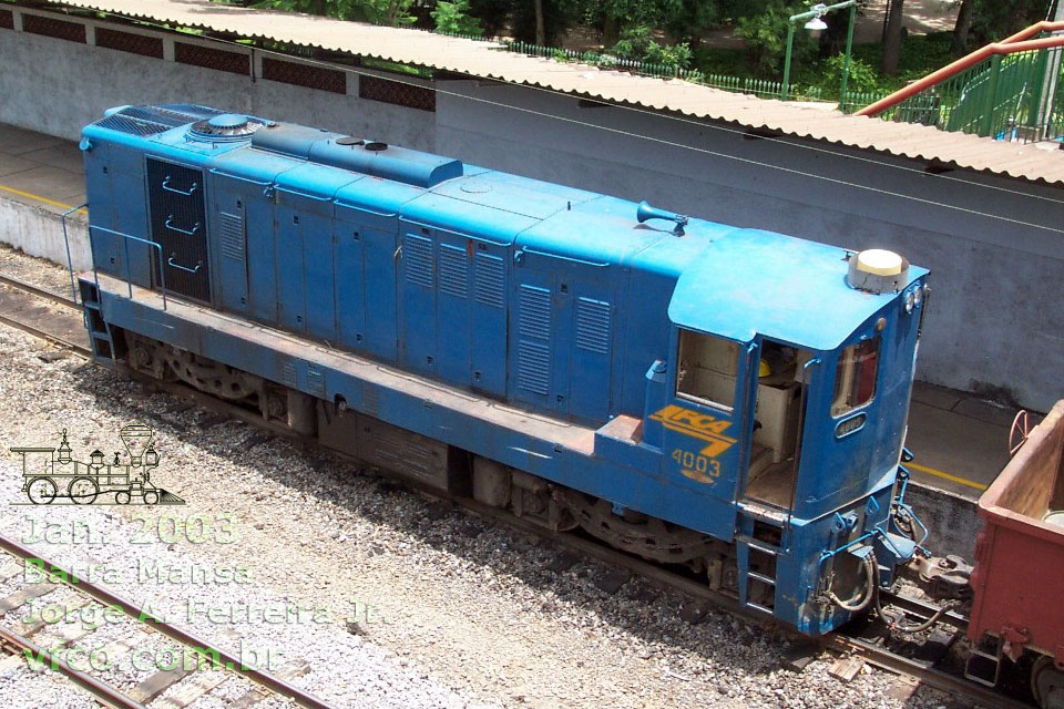 Teto e lateral da locomotiva GL8 nº 4003 da FCA no pátio da estação ferroviária de Barra Mansa