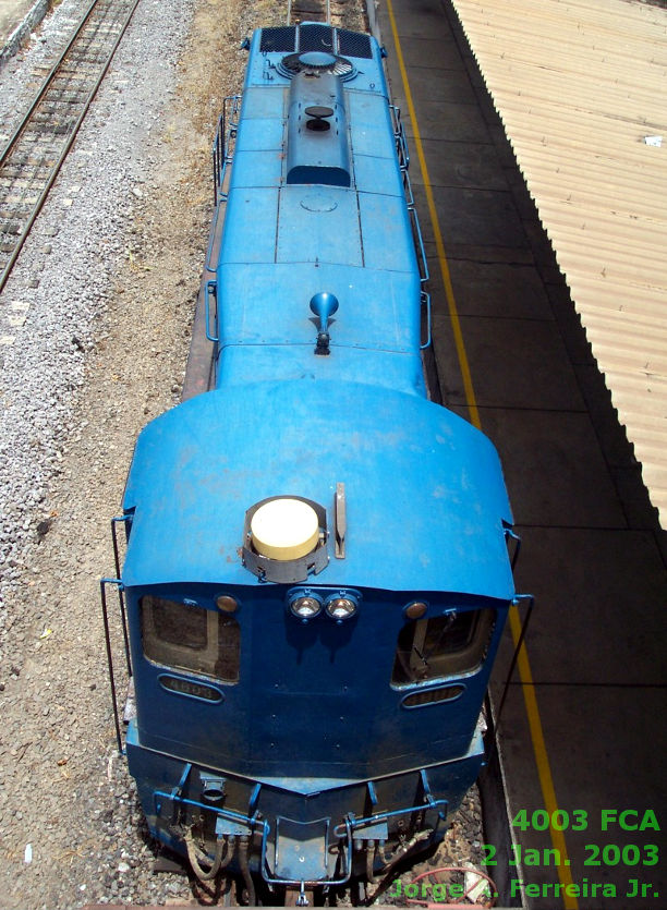 Teto da locomotiva GL8 fotografada na estação ferroviária de Barra Mansa