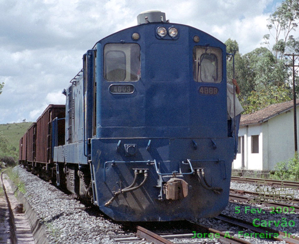 Locomotiva GL8 nº 4003 da FCA no pátio da estação ferroviária de Carvão