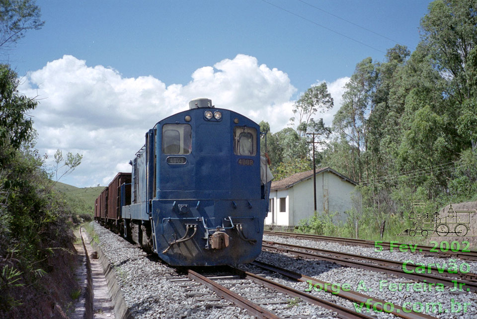 Locomotiva GL8 nº 4003 da FCA no pátio da estação ferroviária de Carvão