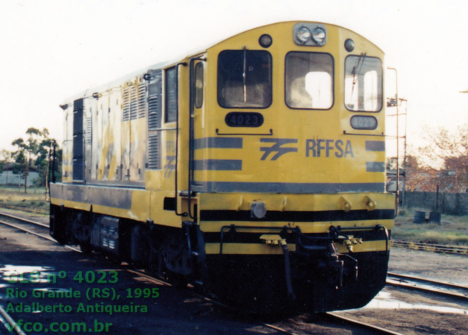 Locomotiva GL-8 n° 4023 no último padrão de pintura RFFSA