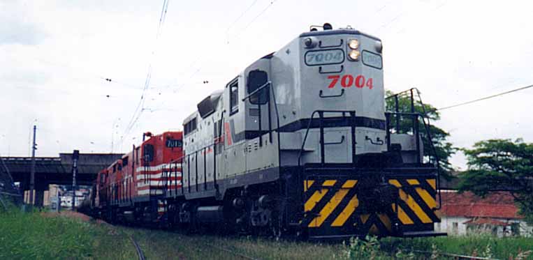Locomotiva GP9L n° 7004 com a nova pintura, em 1995