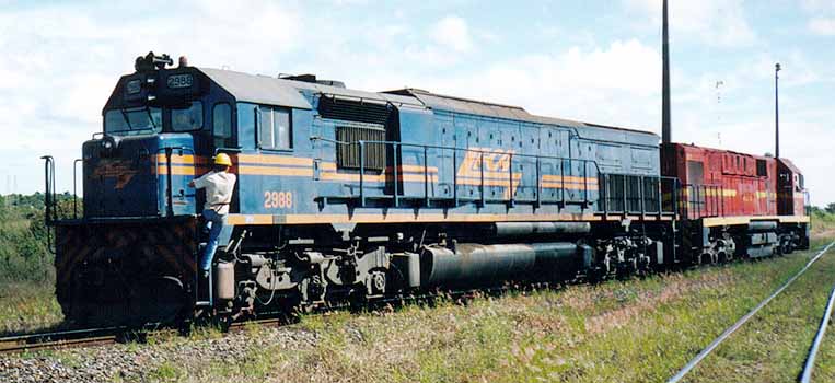 Locomotiva GT26CU-MP n&deg; 2988 j&aacute; na pintura da FCA - Ferrovia Centro-Atl&acirc;ntica