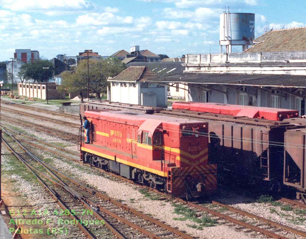 Vista frontal superior da Locomotiva G12 A1A-A1A nº 4285-7N em Pelotas