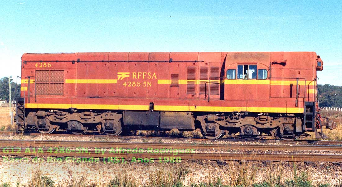 Lateral direita da Locomotiva G12 A1A-A1A nº 4286-5N em Barra do Rio Grande (RS), década de 1980