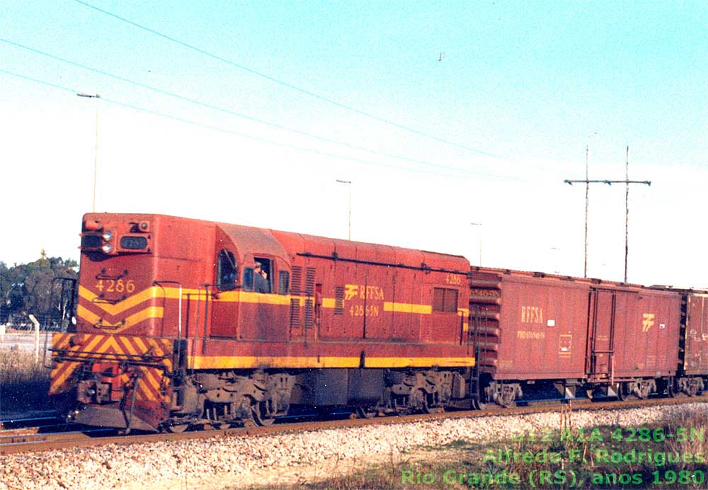 Vista lateral anterior da Locomotiva G12 A1A-A1A nº 4286-5N em Barra do Rio Grande (RS), década de 1980