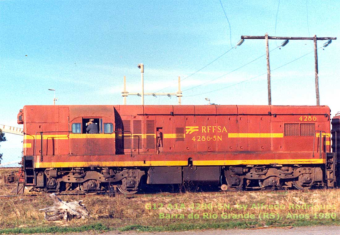 Lateral esquerda da Locomotiva G12 A1A-A1A nº 4286-5N em Barra do Rio Grande (RS), década de 1980