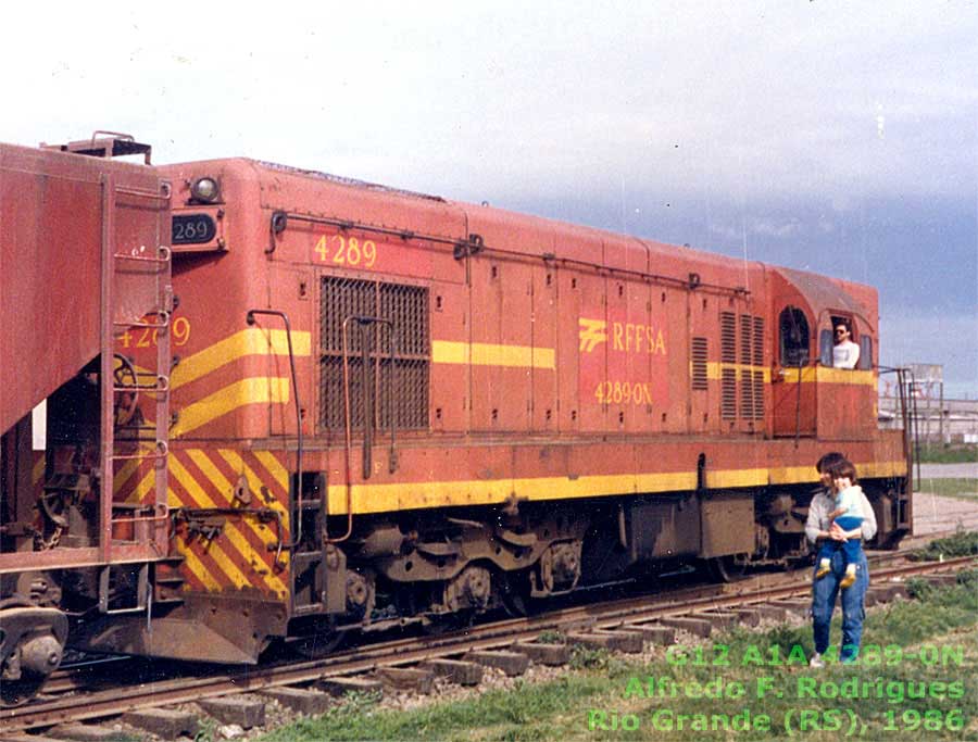 Vista lateral  posterior da Locomotiva G12 A1A-A1A nº 4289-0N em Rio Grande (RS), 1986